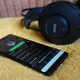Los auriculares son buenos, pero no están a la altura del sonido (Foto: Gizmodo)